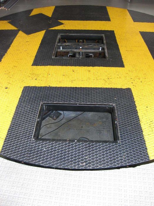 Plataforma eletromecânica para virar/rodar carros em espaços apertados