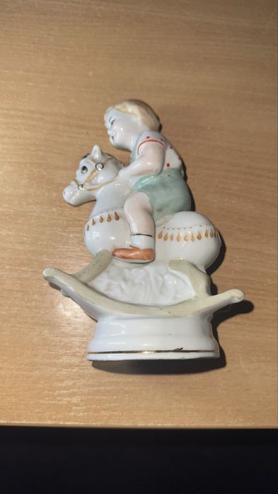 Продам фарфоровую статуетку мальчик на лошадке,всадник