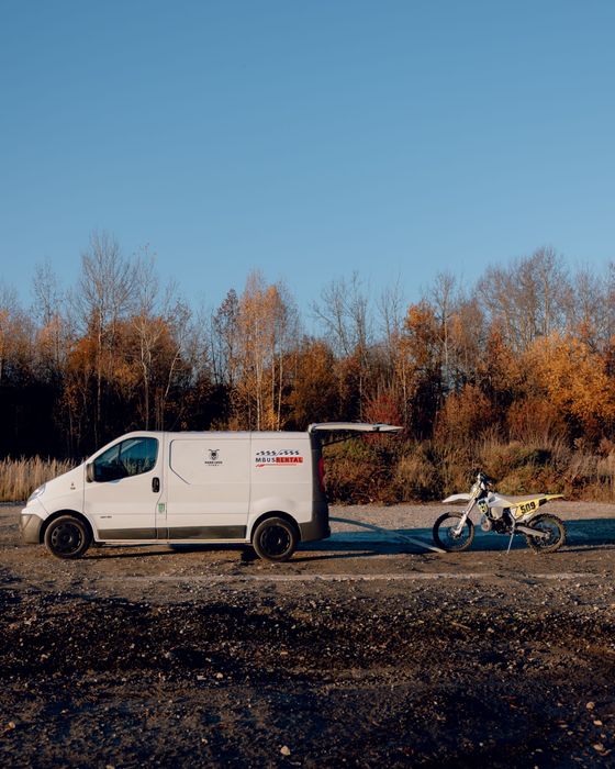Wynajem busów 9 os. LONG / winieta CZ / furgon blaszak z najazdami