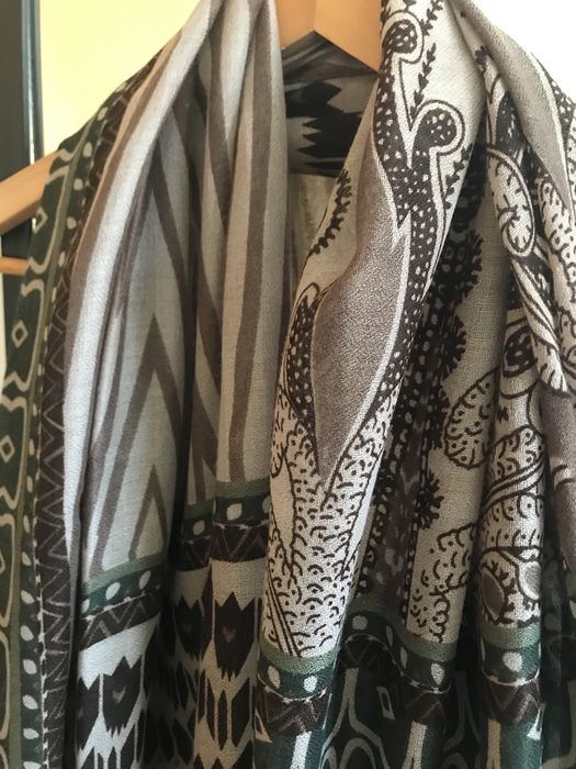 Echarpes ou lenços com estampados variados