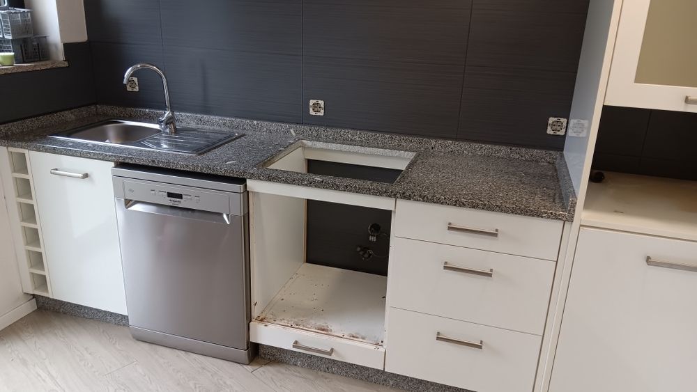 Cozinha em branco com mármore azul