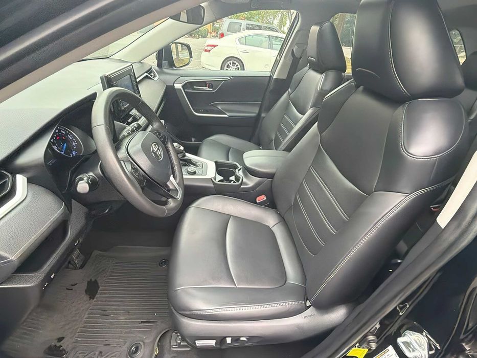Toyota RAV4 Hybrid XLE Premium      2021