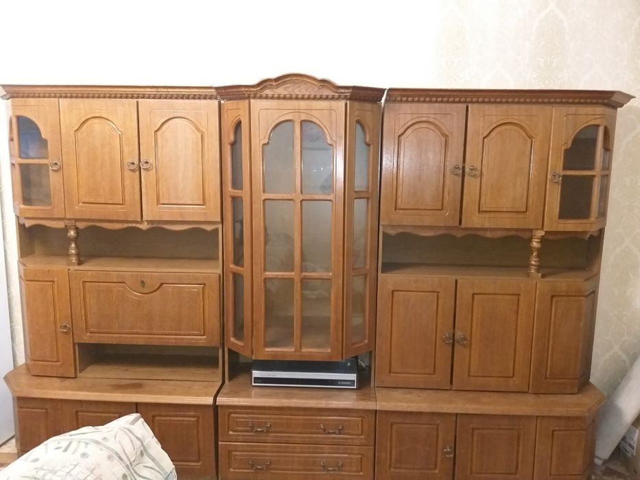 Витрина со стеклянными полочками и ДСП полка можно под посуду вещиКниг