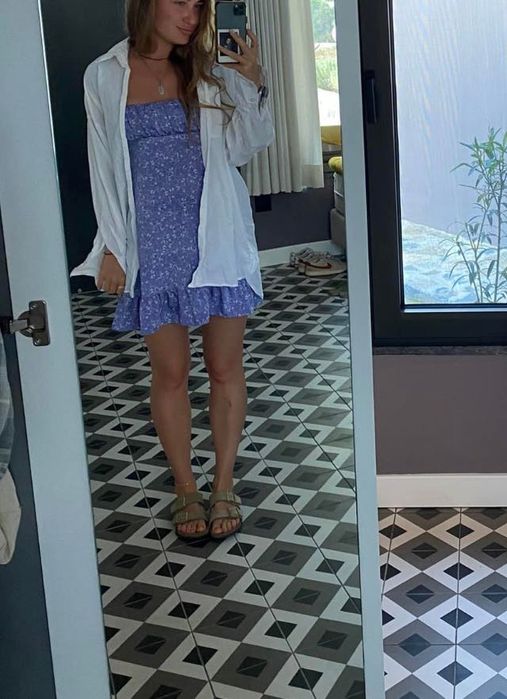 Vestido lilás com padrão floral