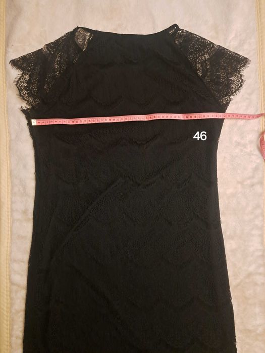 Sukienka w koronkowe fale