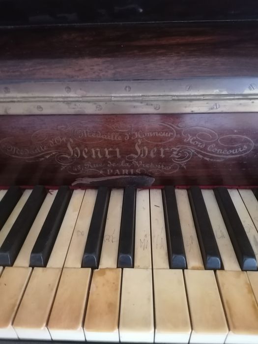 Piano vertical Henry Hertz