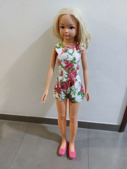 Boneca loira  grande
