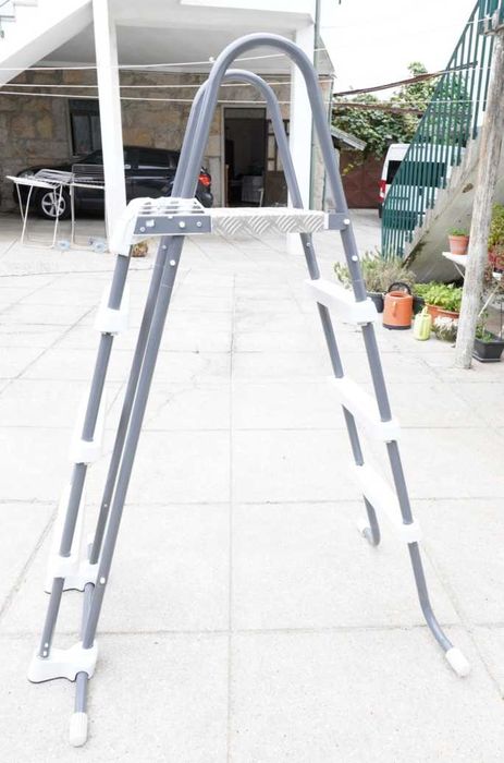 Escada piscina Intex entre 91 e 107 cm