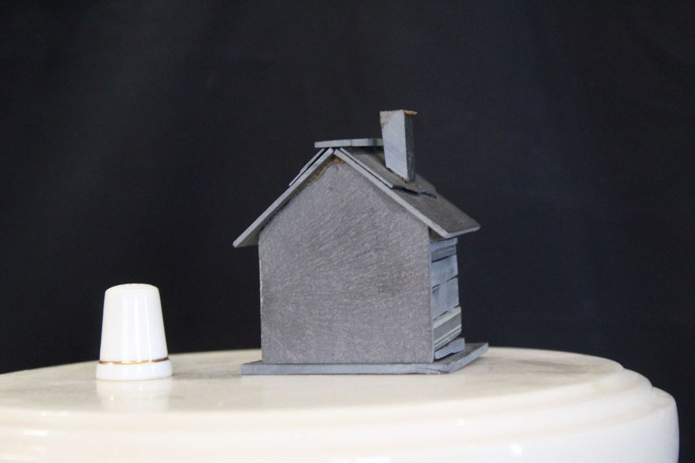 Pequena casa de xisto vintage em miniatura feita à mão, anos 90