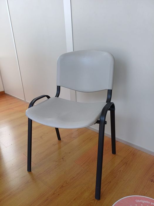 Cadeiras visitante empilháveis