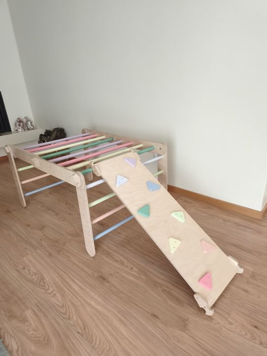 Triângulo de Pikler colorido Montessori