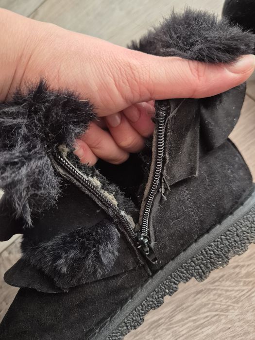 Czarne buty zamszowe z falbankami,39.5