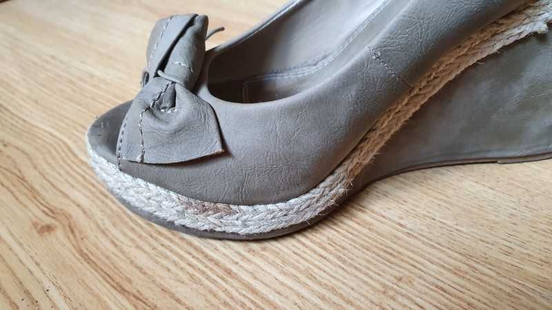 Oliwkowe koturny piękne koturny khaki lato wiosna hit