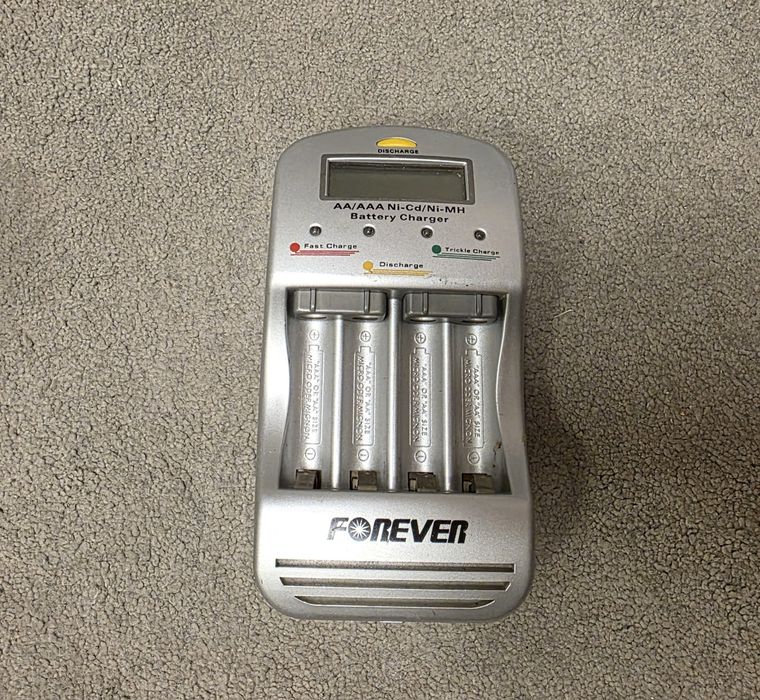 Ładowarka procesorowa FR6178 Forever AA oraz AAA