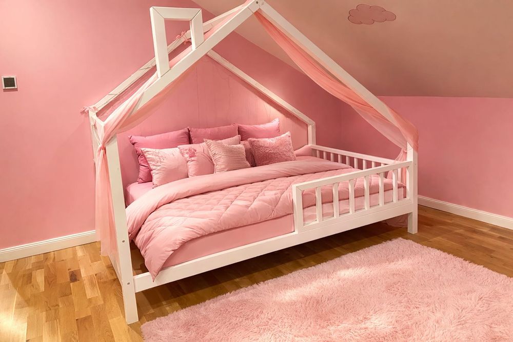 Drewniane łóżko w kształcie domku