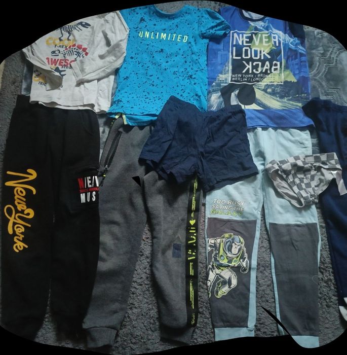 Paka ubrań koszulki, spodnie, buty