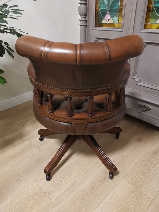 Gabinetowy FOTEL chesterfield kapitański 835/2025