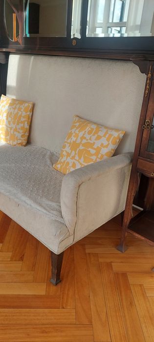 Móvel com sofá e espelho