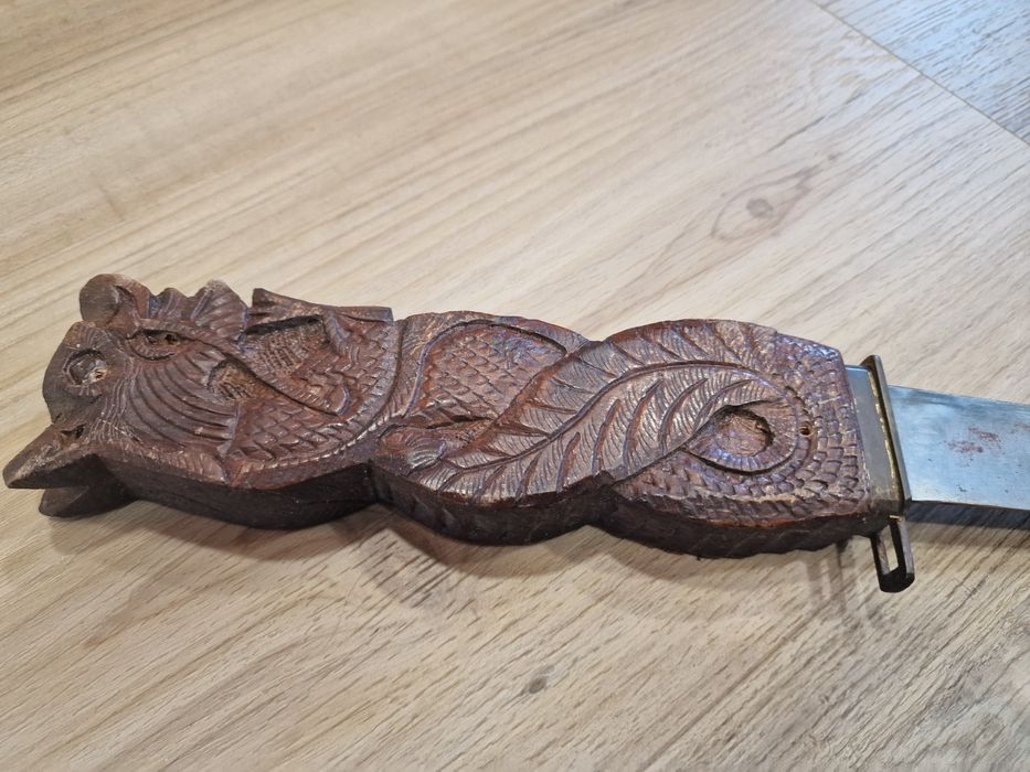 Conjunto artesanal faca e garfo com bainha em madeira entalhada