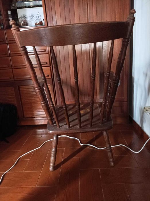 Cadeirão em Madeira Maciça com Encosto Alto - Estilo Clássico