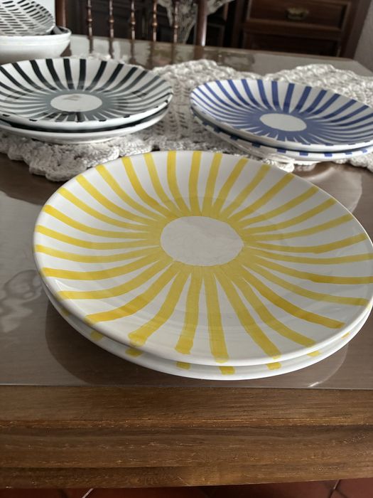 Meio serviço de jantar, 6 pratos de mesa, 6 pratos de sopa e 6 pratos de sobremesa de varias cores: amarelo, azul, verde e preto.