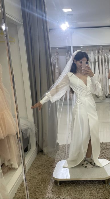 Весільна сукня з вирізом