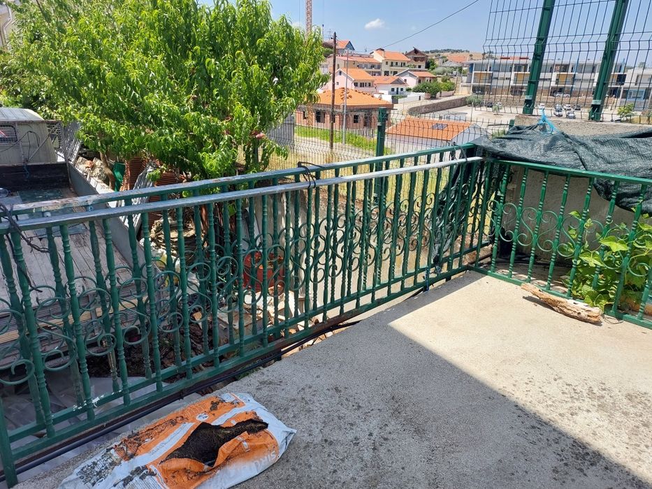 Portões e grada usados