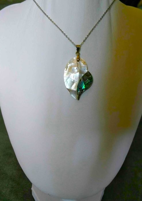 Colar Aço Prateado c/ Coração Madreperola e Abolone NOVO