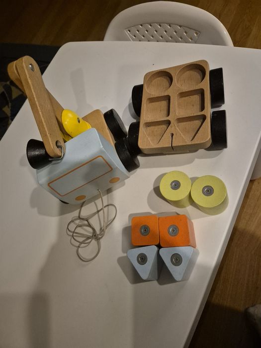 Drewniana zabawka - Dźwig z klockami na magnez z Ikea