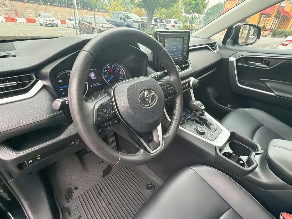 Toyota RAV4 Hybrid XLE Premium      2021