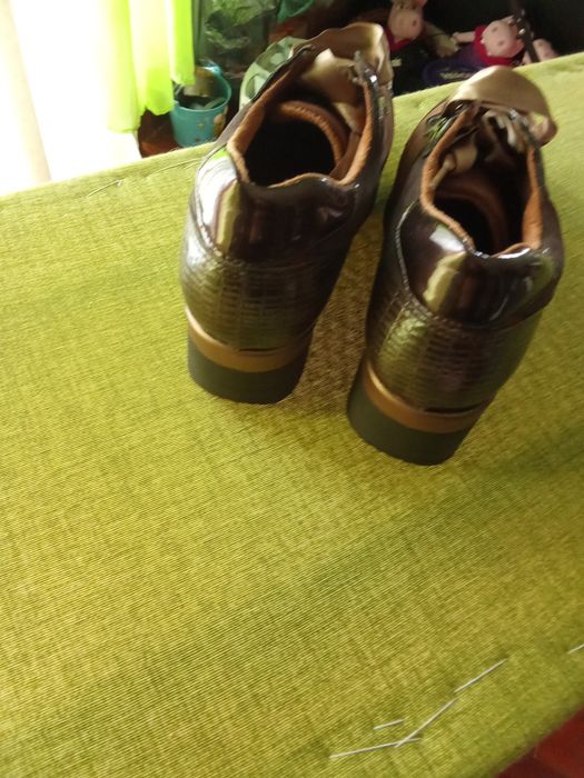 Sapatos castanhos com Cunha. 40