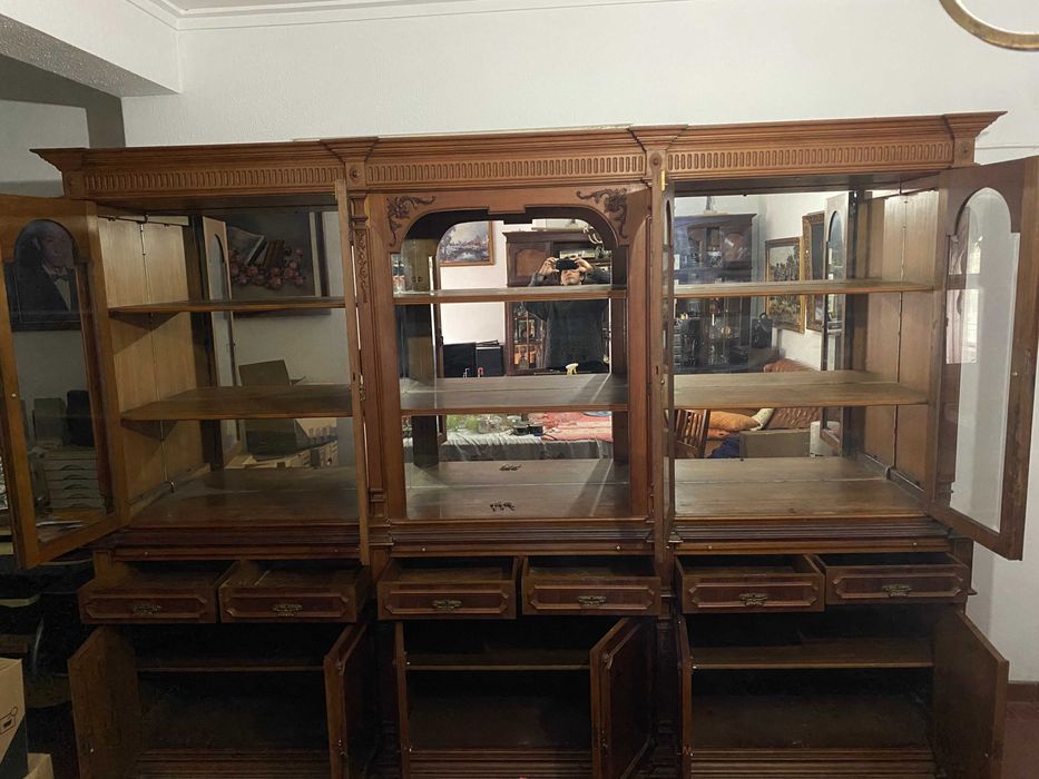 Móvel de madeira nogueira maciça.Antiguidade/Estante/Vitrina/Louceiro