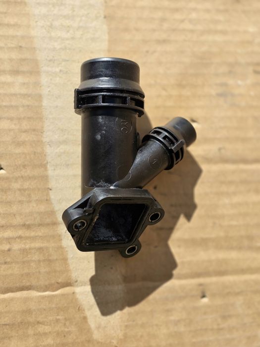 Króciec płynu chłodzącego wody pod kolektor BMW E39 E46 E38 E60 X5 X3 E38 E70 E90 E83 E87 M47 M57 2.0d 2.5d 3.0d