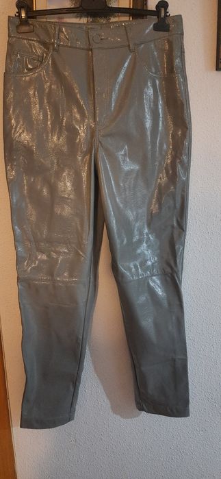 Кожаные лаковые брюки.