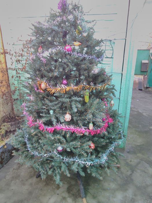 Ёлка искусственная с игрушками
