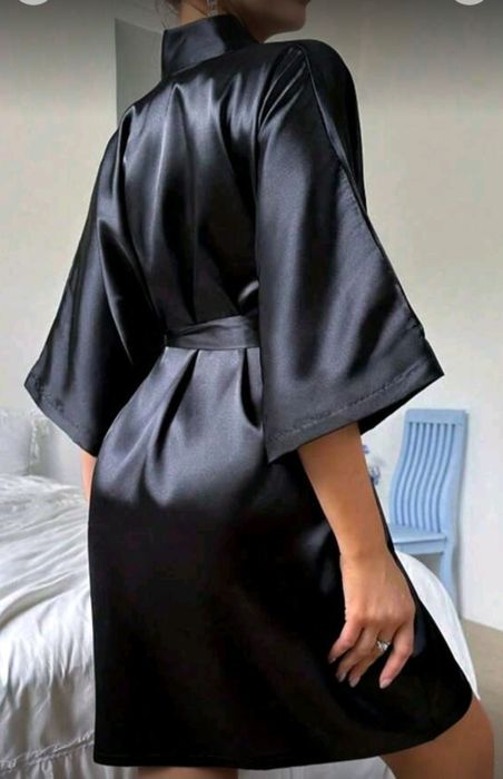 Moderno,elegante roupão de cetim novo