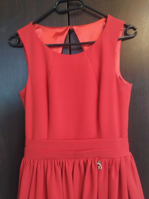 Rozkloszowana czerwona sukienka 36