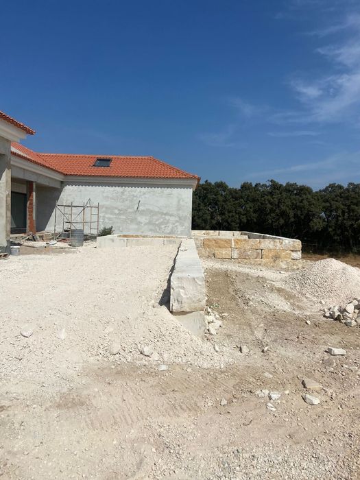 Muros em blocos de pedra rústica
