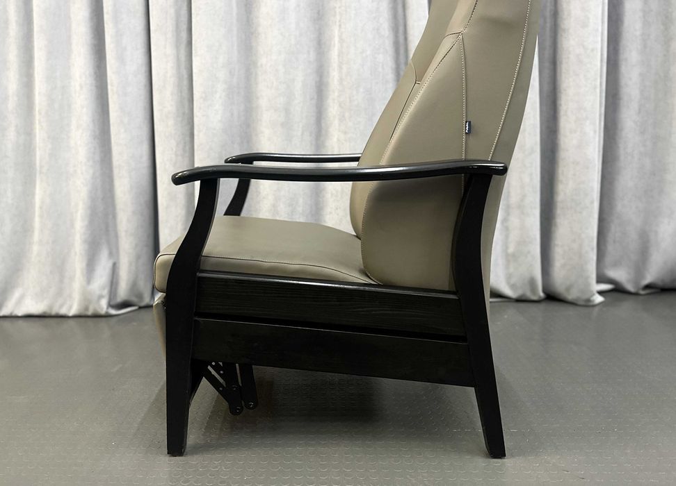 Сіре м'яке шкіряне крісло-реклайнер з підніжкою/шкіряні крісла/меблі