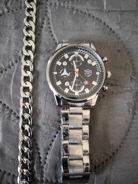 Zegarek z datownikiem i bransoleta.