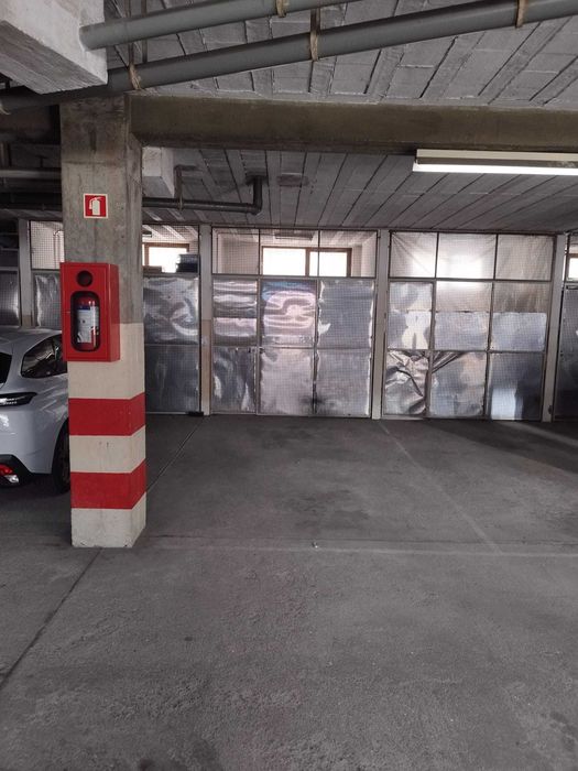 Garagem c/arrumos em rua António Bessa Leite, 924