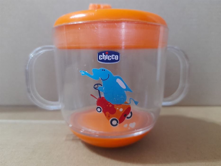 Copo com tampa para bebés