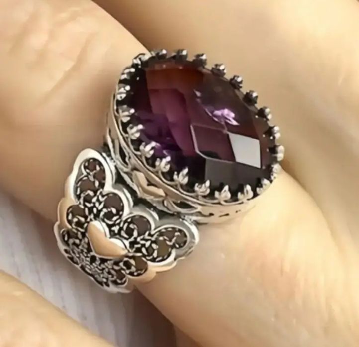 Pierścionek z dużym kamieniem