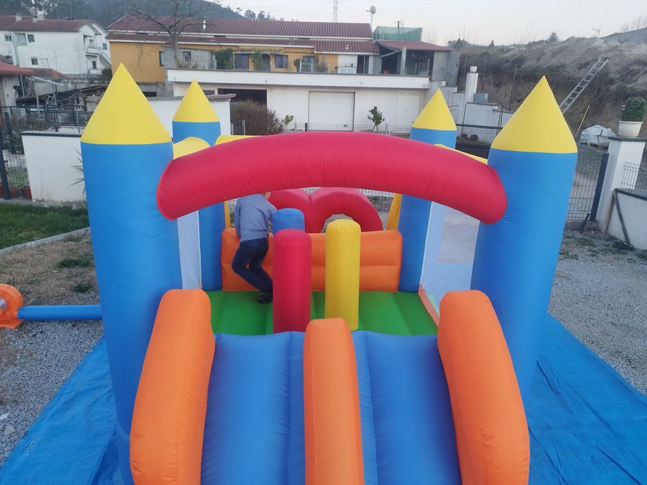 Insuflável pista de obstáculos