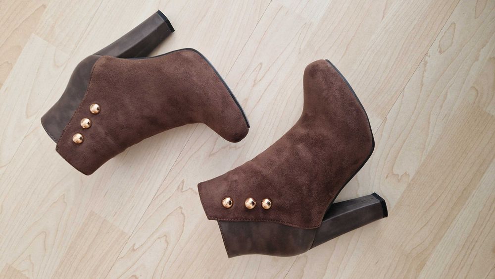 Botas castanhas salto alto, com tachas de lado, tamanho 35