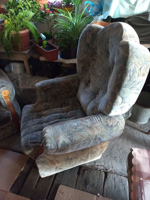 Dwa fotele plus dwie pufy