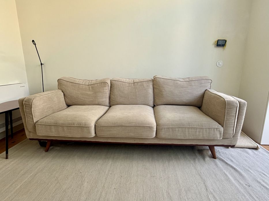 Sofá 3 Lugares Área Store Bege / Pés Madeira - Como Novo