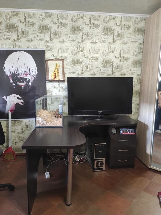 Огромный компьютерный стол