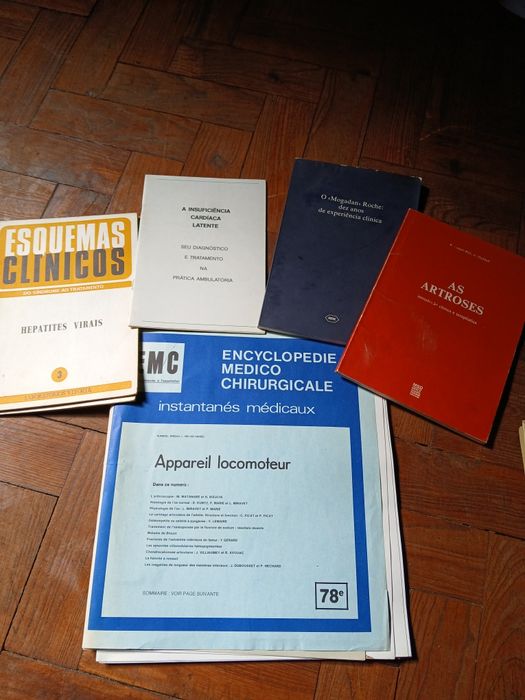 Varios livros sobre medicina antigos