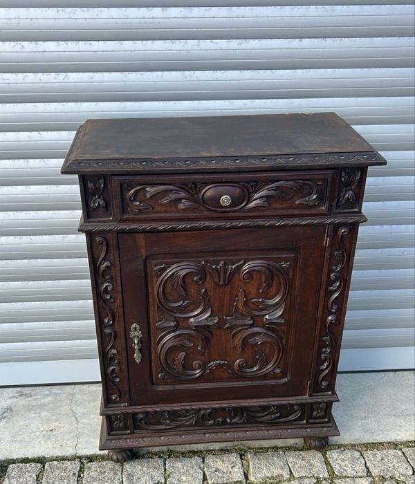 Fabuloso móvel em madeira de mogno antigo, entalhado.